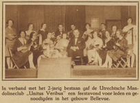 872536 Groepsportret van de leden en de dirigent van de Mandolineclub 'Unitus Veribus', bij de viering van het 2-jarig ...